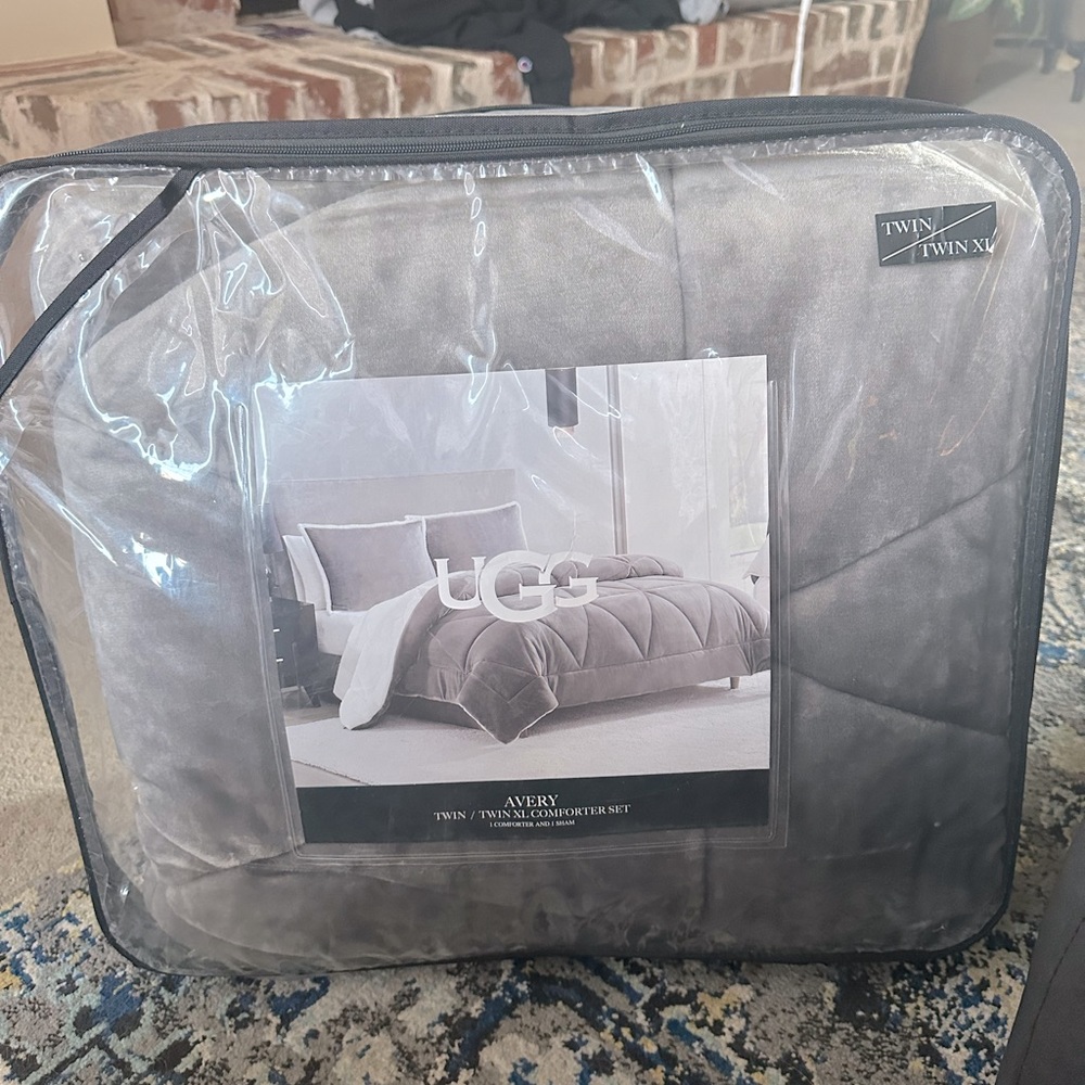 Ugg Twin / Twin xl Avery Comforter set.  1 comforter and 1 sham.   New in bag!